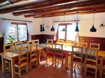 Loc de luat masa in living