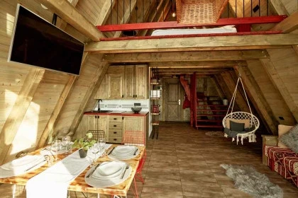 Bucatarie inclusa in living si dormitor in mansarda