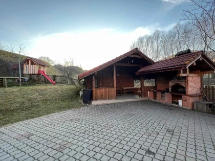 Terasa cu gratar si loc de luat masa