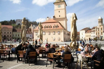 La gustari piata sfatului exterior