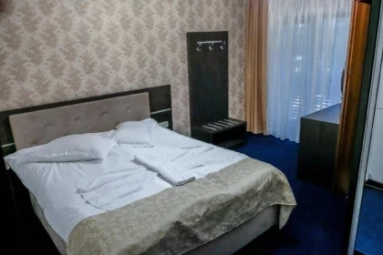 Dormitor cu pat dublu