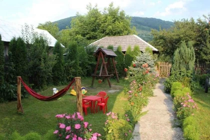 Curte cu loc de joaca pentru copii