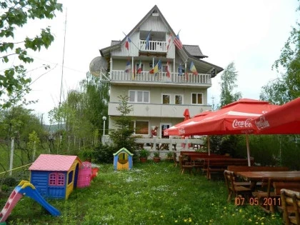 Gradina cu terasa si loc de joaca