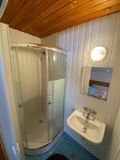 Baie cu cabina de dus